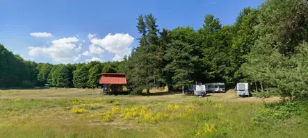 Η περιοχή πλατεία ξυλοκόπων πριν την απόσυρση των τροχόσπιτων που είχαν εγκατασταθεί με άδεια από το δασαρχείο